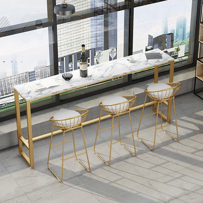 Taburete de tela de taburete de barra de glam metal con patas doradas en acabado mate