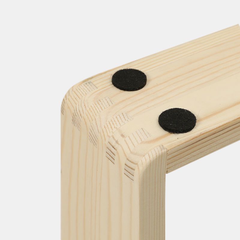 Moderner hölzerner Couchtisch mit hellem Holzschlittenbasis und Rechteckoberteil