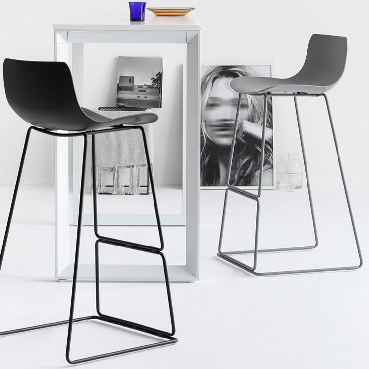 Sgabelli da bar in plastica bassa di plastica senza braccio contemporanea con base di metallo