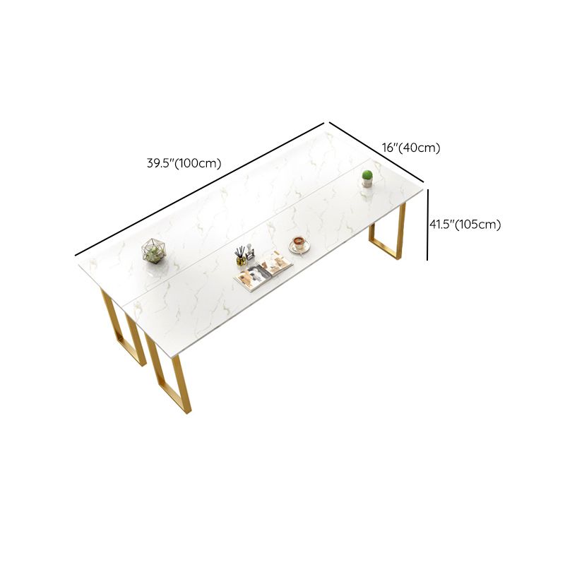 Moderne bartafel met faux marmeren blad en pubtafel voor gebruik op het terras