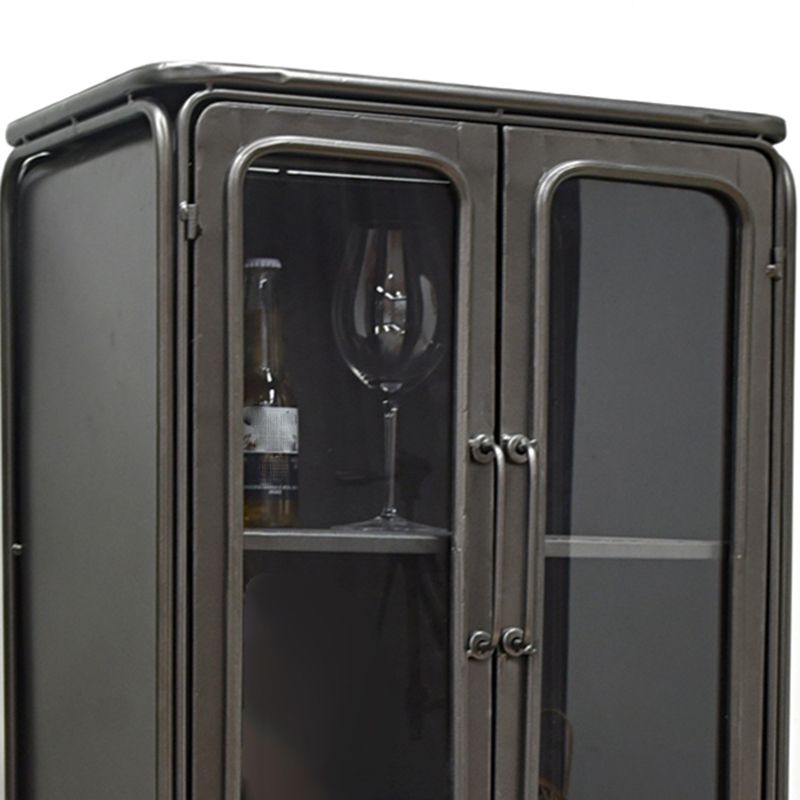 Tradizionale armadio in legno massiccio in marrone per sala da pranzo