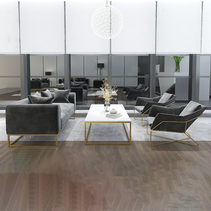 Divano a cornice dorata con cuscino posteriore e braccio di smoking per l'appartamento