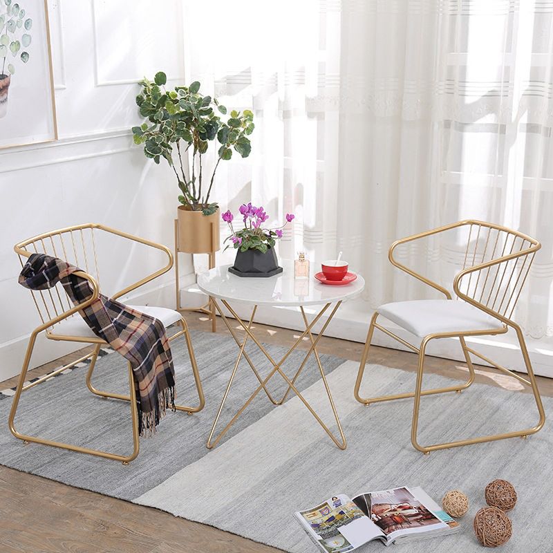 金色の足のある伝統的なメタルキッチンダイニングチェア布張りの腕の椅子