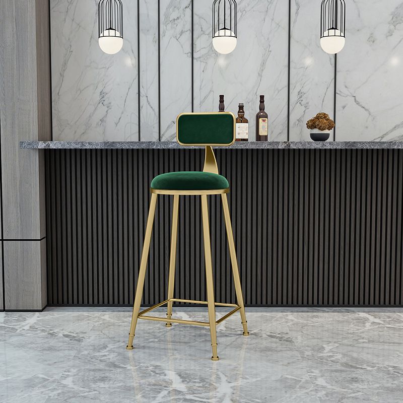 Tabouret de comptoir à dos de dos glamour tabouret de bar en fer avec coussin en velours et pédale pour la cuisine