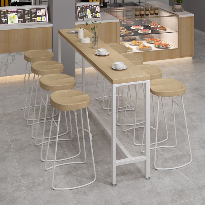 Mesa rectangular con altura de barra, patas blancas y mesa de bar con base de metal para uso en patio