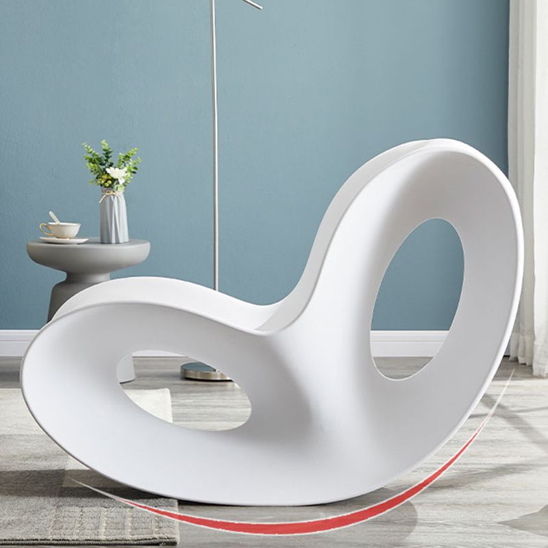 Chaise à bascule à bascule contemporain en plastique et chaise de culbuteur en acrylique