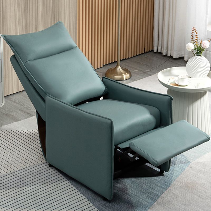 Posizionamento della poltrona a serio in pelle in pelle con finta reclinabile