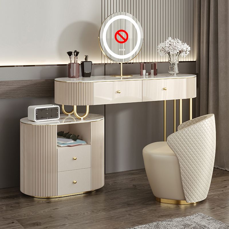 Stone en metalen ijdelheid tafel in beige make -up bureau, glanzende afwerking