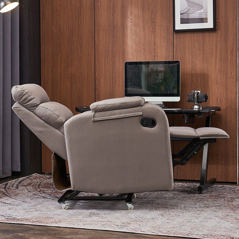 Sedia da poltrona in pelle in pelle in finta polpa di colore massiccio.