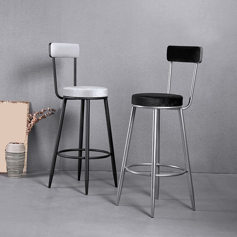 Sgabello da bar rotondo di ferro scandinavo.