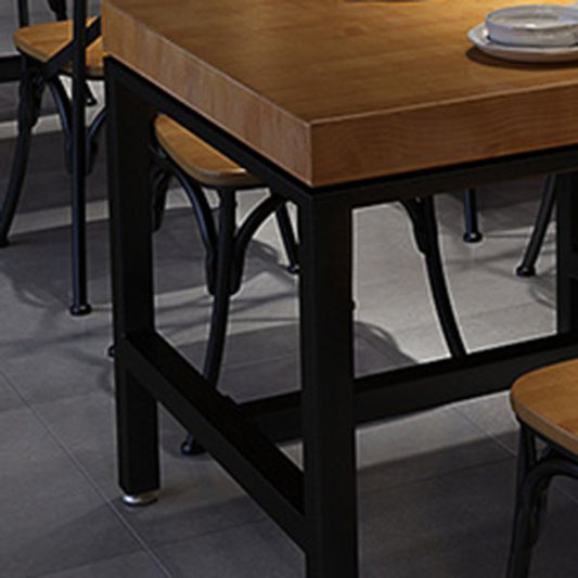 架台ベースが黒のレストランのダイニングテーブル用工業用パインウッドテーブル