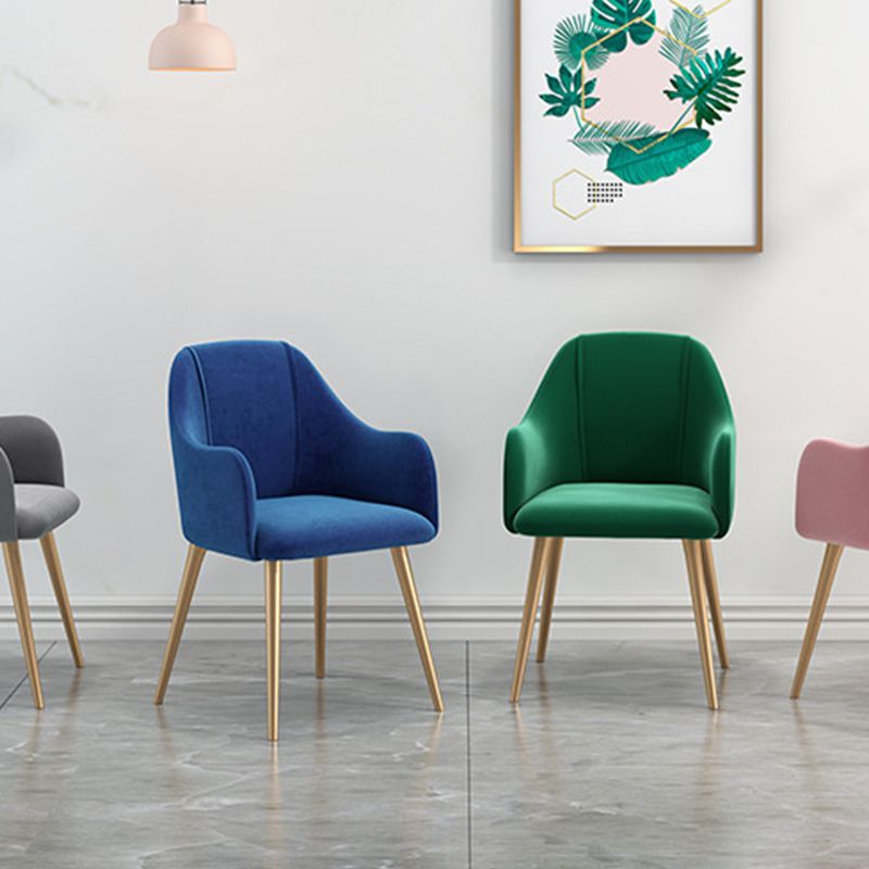 グラムダイニングアーム椅子布張りの腕の椅子と家のための金色の脚