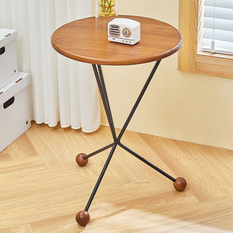 Mesa de la mesa redonda de madera sólida escandinava Pats Cross Table lateral