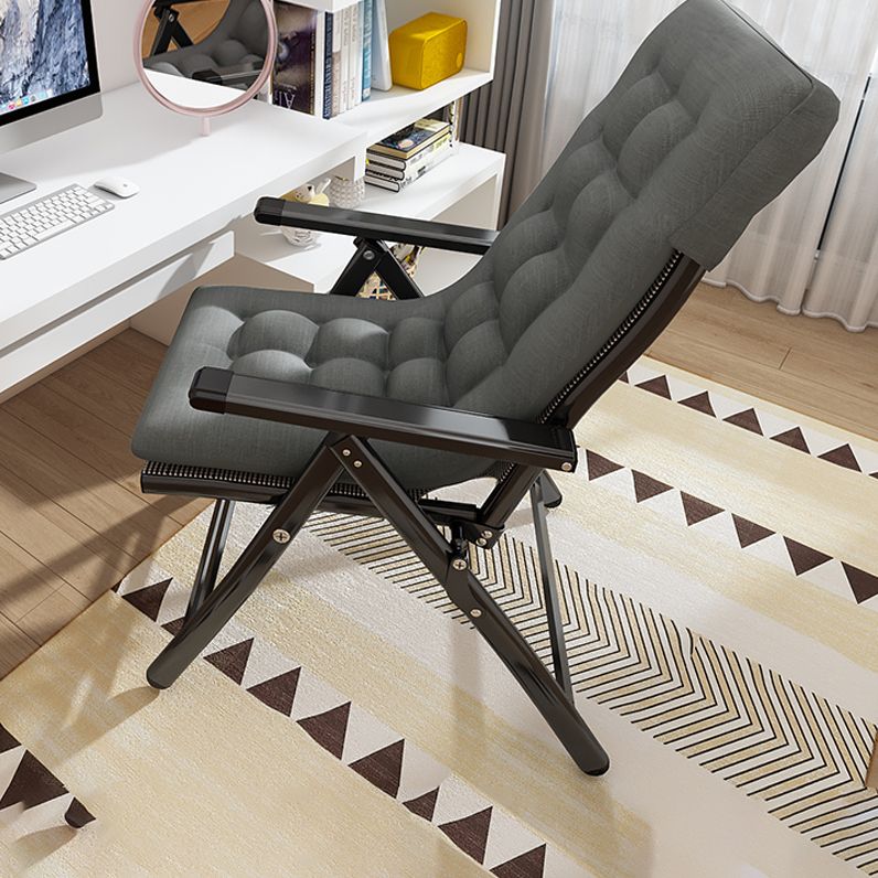 Chaise inclinable moderne noire avec des jambes en métal et des bras et un verrouillage de position