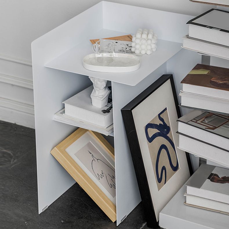 Table de bout abstraite de métal table de coin du milieu du siècle avec étagère