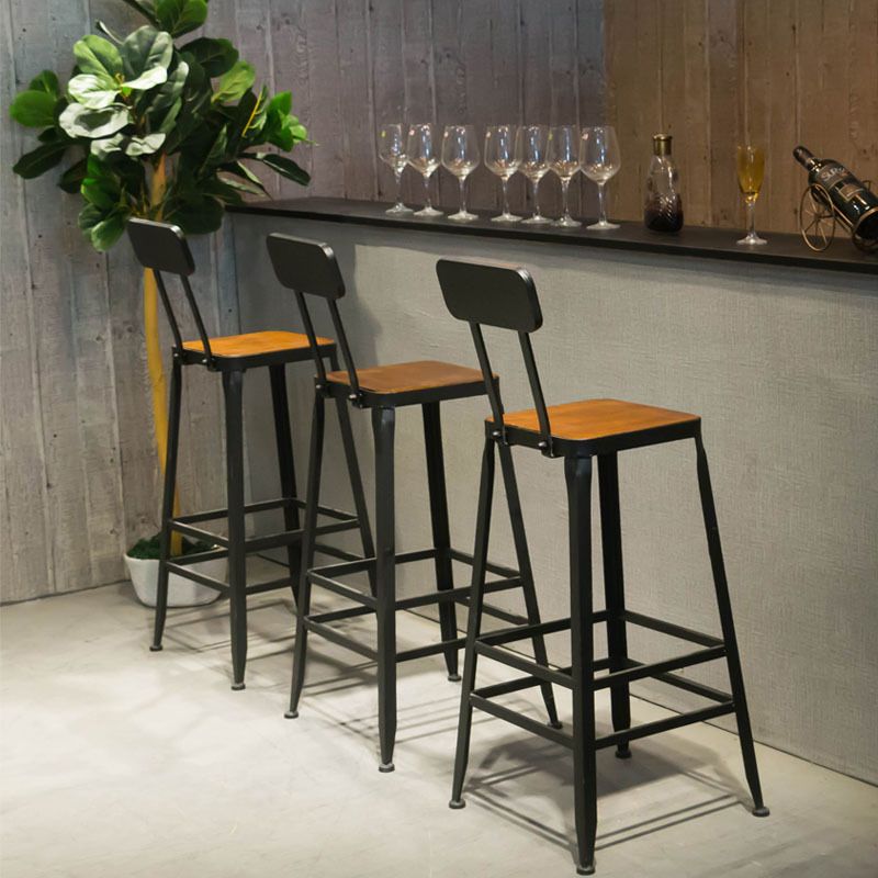 Industrial Circular Solid Wood Bar Table Set 1/2/3/5 Pieces Counter Table with High Stools Clearhalo 'Bar Furniture' 'furn' 'furn_home_bar_bar_sets' 'Furniture' 'Home Bars & Bar Sets' 'home_bar_bar_sets' 'Kitchen & Dining Furniture' 1200x1200_830fbbde-53d9-47e7-a2b3-99d19a220da7