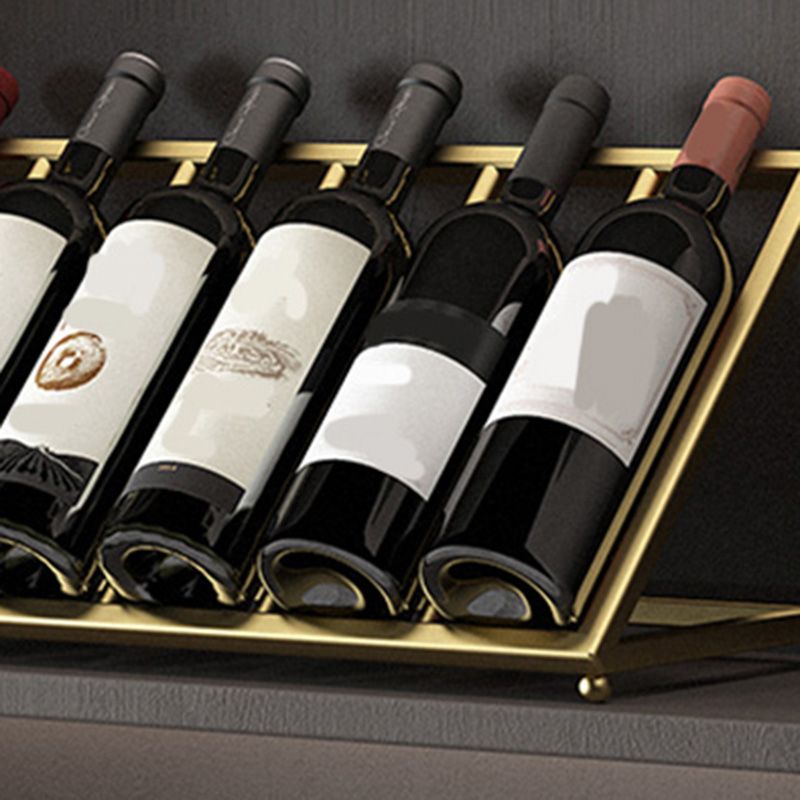 Modern tafelblad of aanrecht met metalen wijnrekken met metalen rackpakket