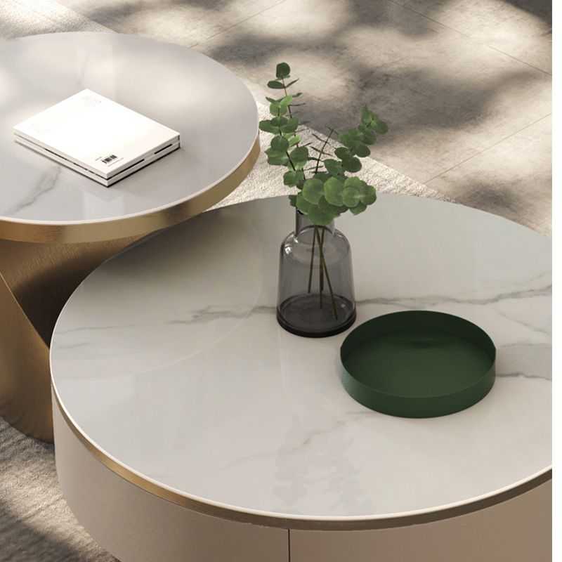 Table basse ronde sur piédestal en acier inoxydable avec dessus en ardoise gris/or