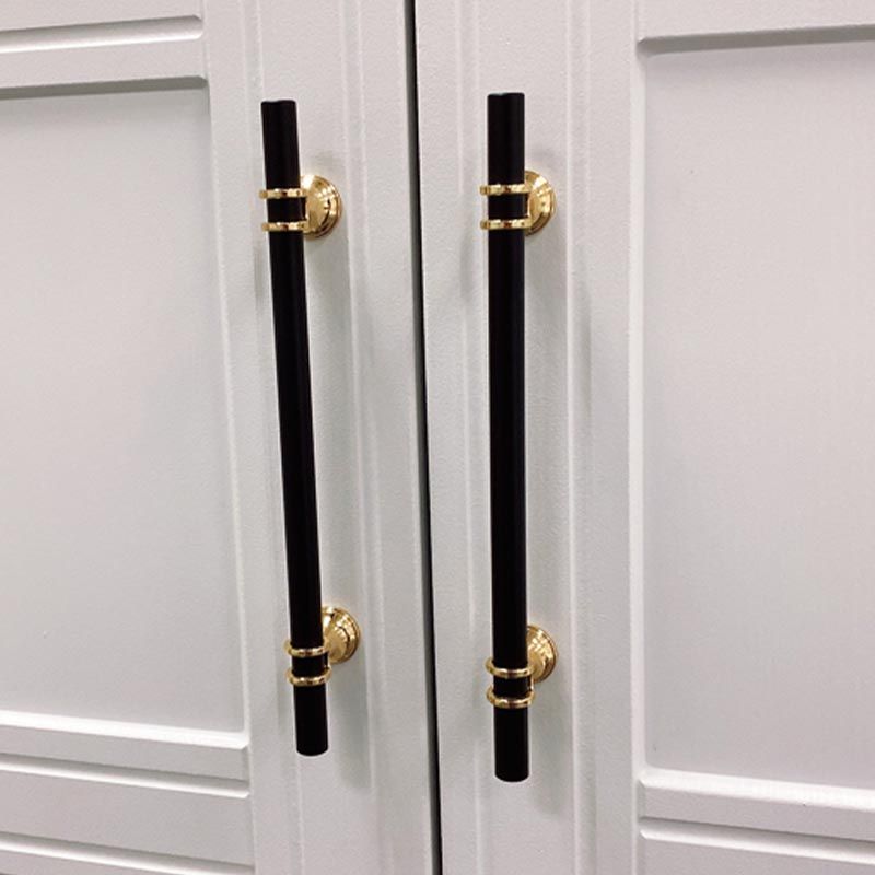 Weißer Kleiderschrank