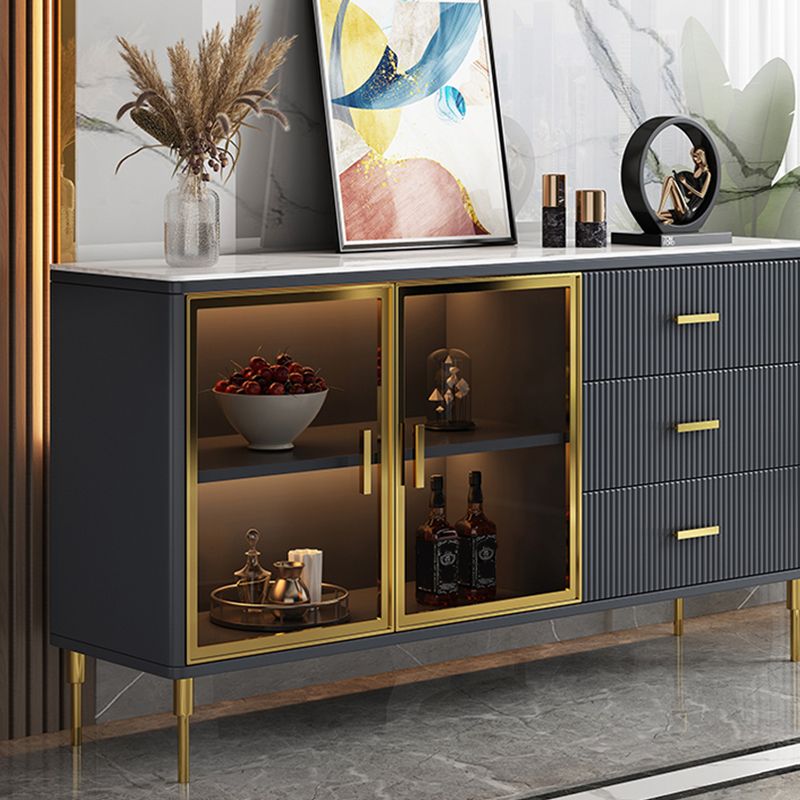 Table du buffet en bois et en pierre avec tiroirs serveur de restauration glamour