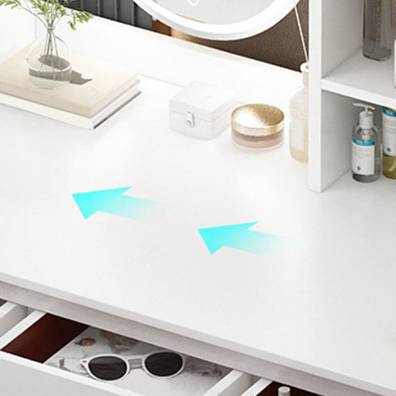 Moderne en bois avec une chambre de maquillage miroir éclairé de chambre à coucher