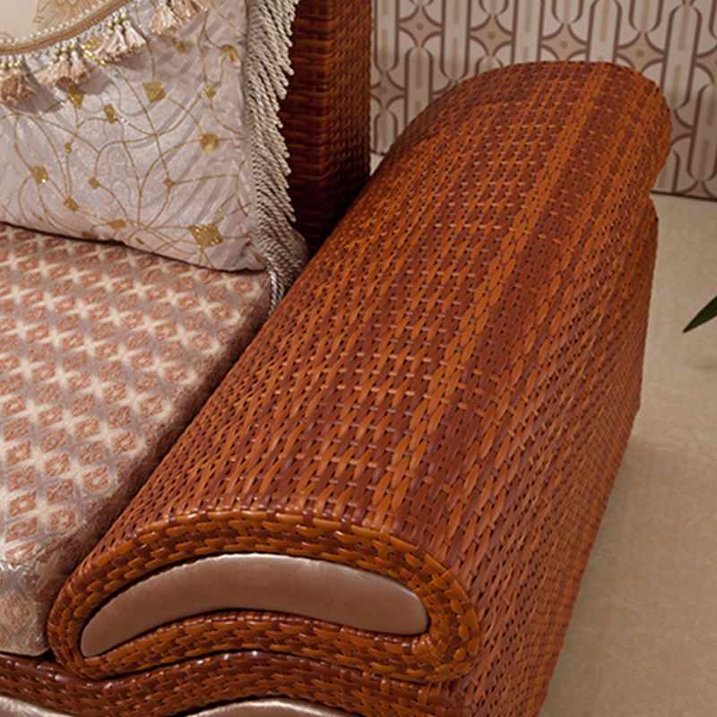 Sofá acento de ratán de estilo tropical y sofá slipbovered con almohadas