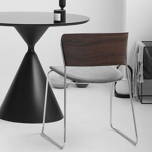 現代のオフィスチェアは車輪布張りの会議の椅子を装着していません