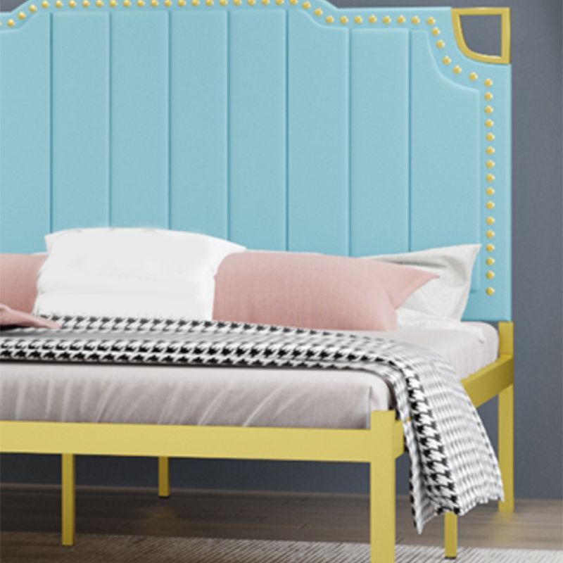 フェイクレザーステップヘッドボードとネイルヘッドトリム付きアイアンベッド