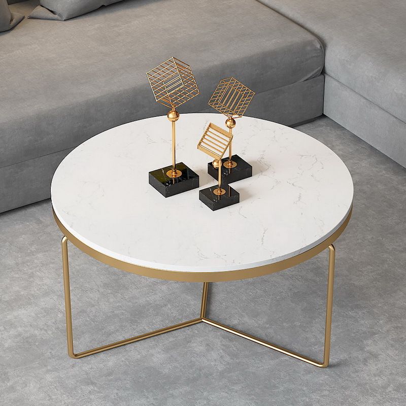 Runder Couchtisch mit goldener Eisen-X-Base und Marmorplatte