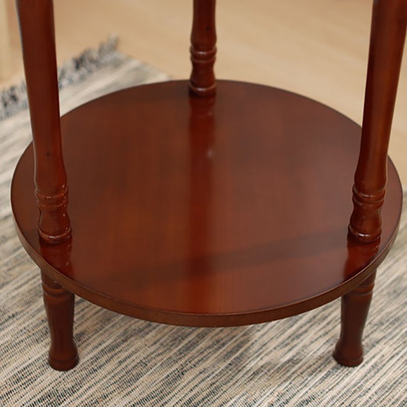 Tradizionale soggiorno a doppio livello con scaffale a 3 gambe tavolino