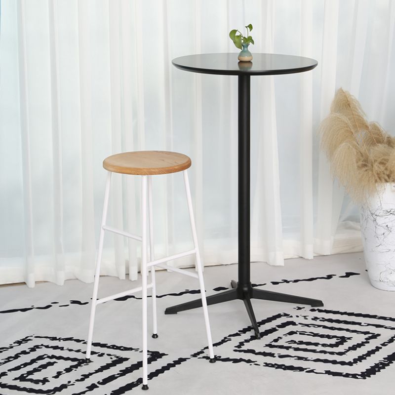 Gambe metalliche contemporanee sgabello da bar per interni in legno massiccio