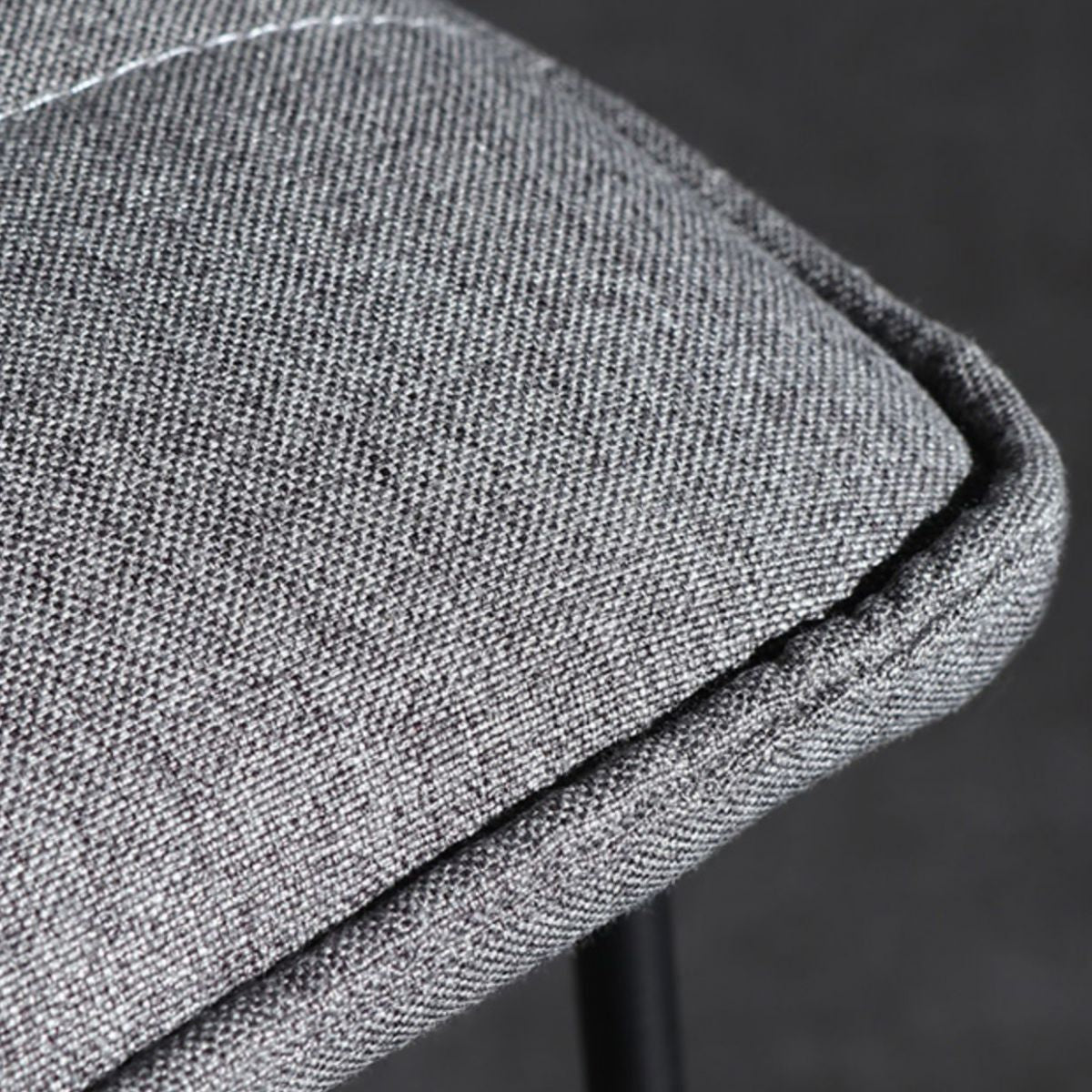 Hedendaagse gestoffeerde armloze barkruk met zwarte metalen basis