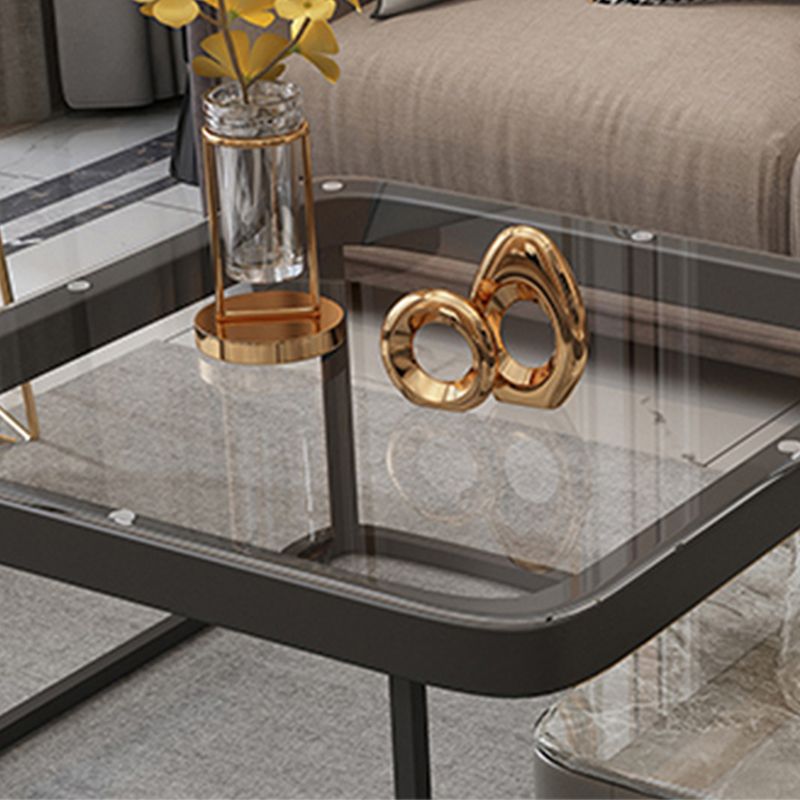 Salontafel met een ingelijste basis en een glazen bovenkant gemaakt van vierkante lei