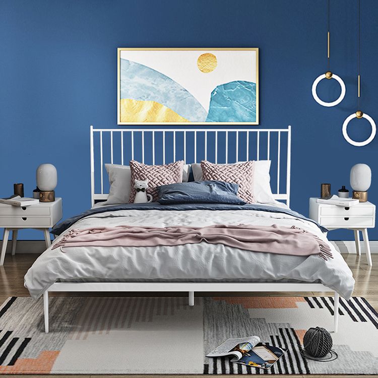 Letto a stecca contemporanea con testiera a stecca rettangolare e gambe metalliche