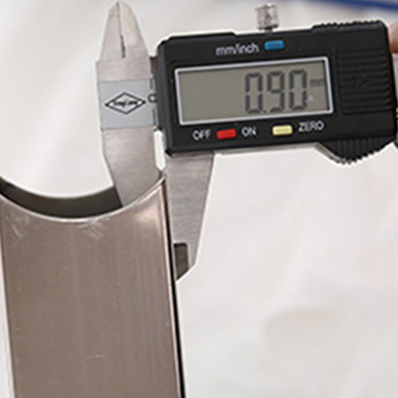 Letto standard in metallo moderno con telaio del letto per gambe in metallo con testiera