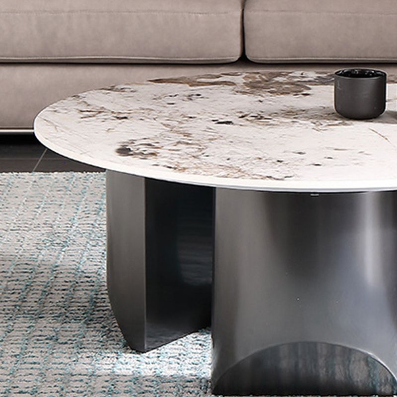 Tavolino bianco glam con 3 gambe in acciaio nero e top in pietra