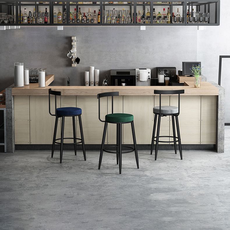 Sgabello imbottito di velluto in metallo scandinavo in metallo in finitura opaca per interno