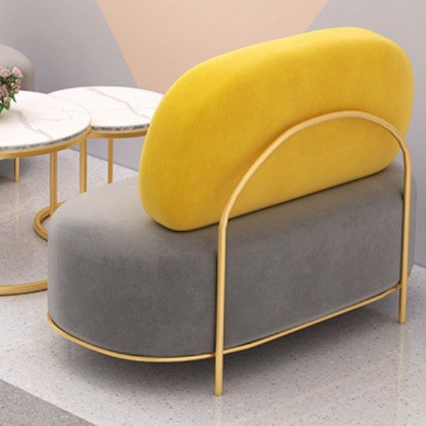 Divano grigio contemporaneo con cornice dorata e divano standard senza braccio