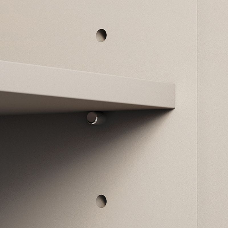 Tavolo da tavolo a buffet in stile glam con armadi e cassetti