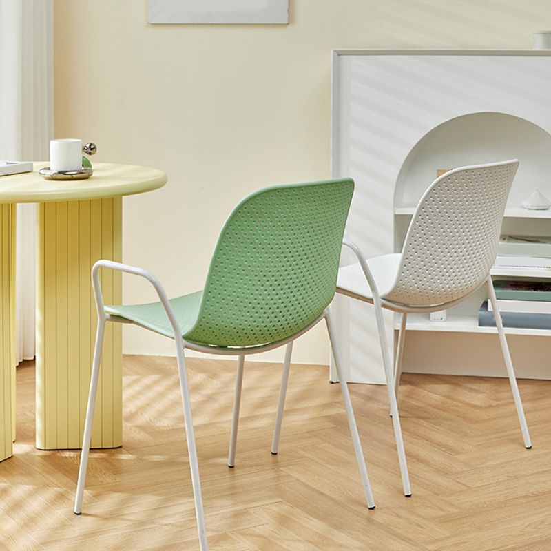 Silla de brazo de estilo contemporáneo silla de comedor de plástico con base de metal