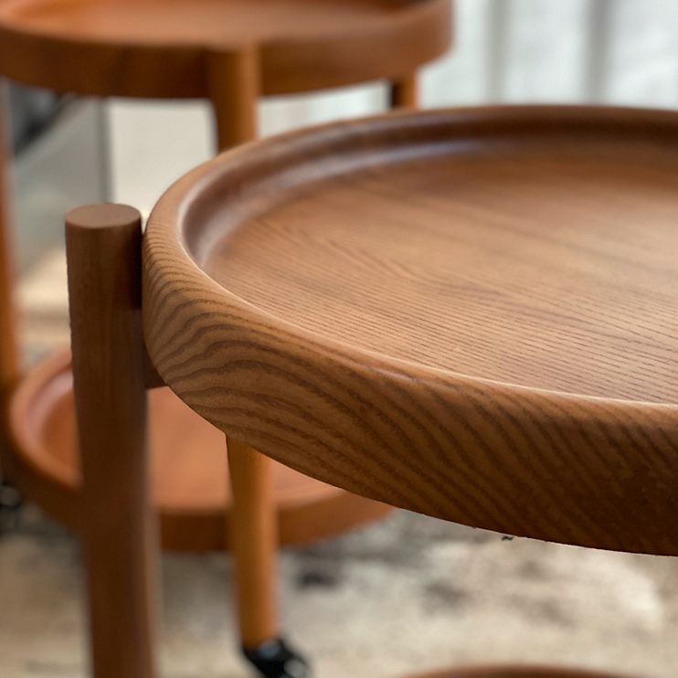 Tavolino in legno del vassoio rotondo scandinavo da 21,6 pollici con scaffale e ruota