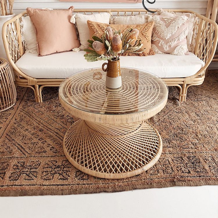 Stoffsofa in leichter Brone -Rahmen tropisches Sofa mit Lolsterkissen