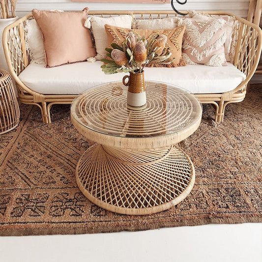 Stoffsofa in leichter Brone -Rahmen tropisches Sofa mit Lolsterkissen