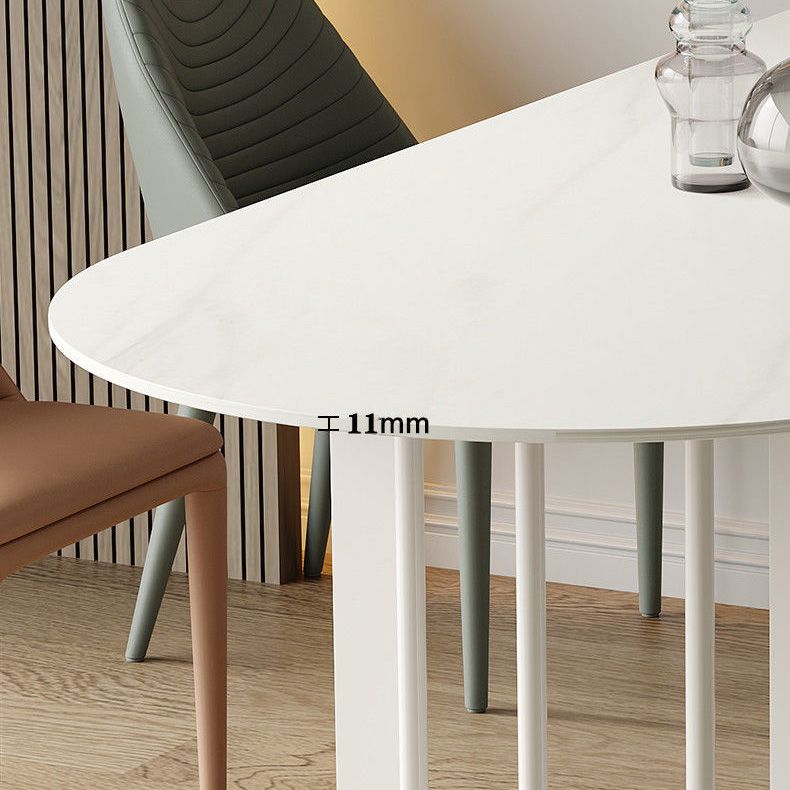Moderne eettafel van gesinterde stenen met metalen poten voor thuisgebruik
