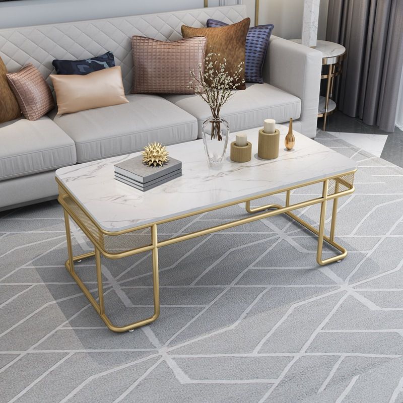 Rechteck im Glam -Stil mit goldener Eisenbasis und Regal