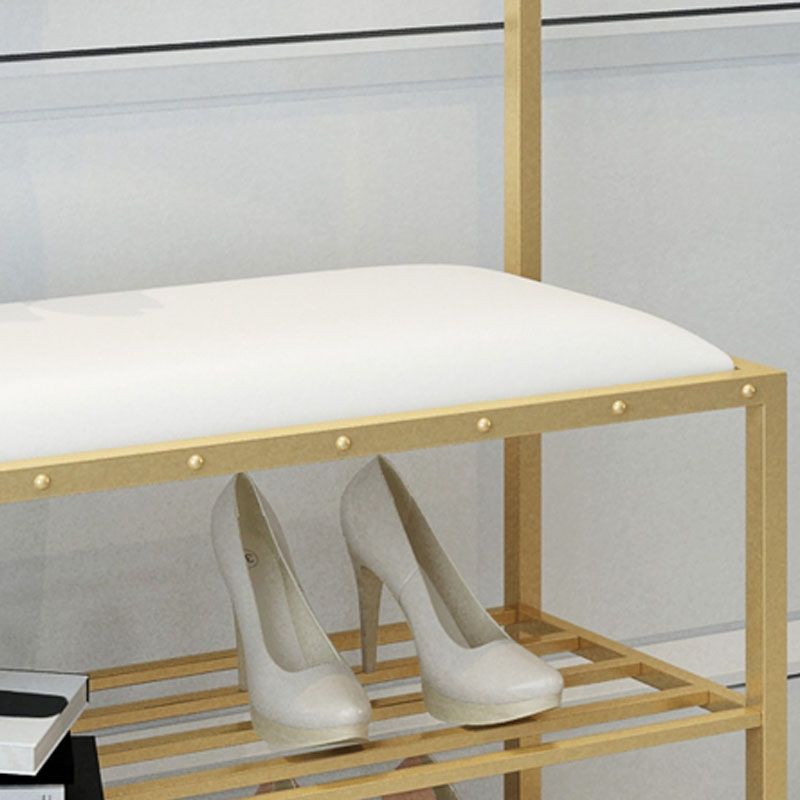 Hallbaum mit Lagerregalen und Bank moderner Metallhalle Ständer