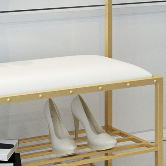 Hallbaum mit Lagerregalen und Bank moderner Metallhalle Ständer