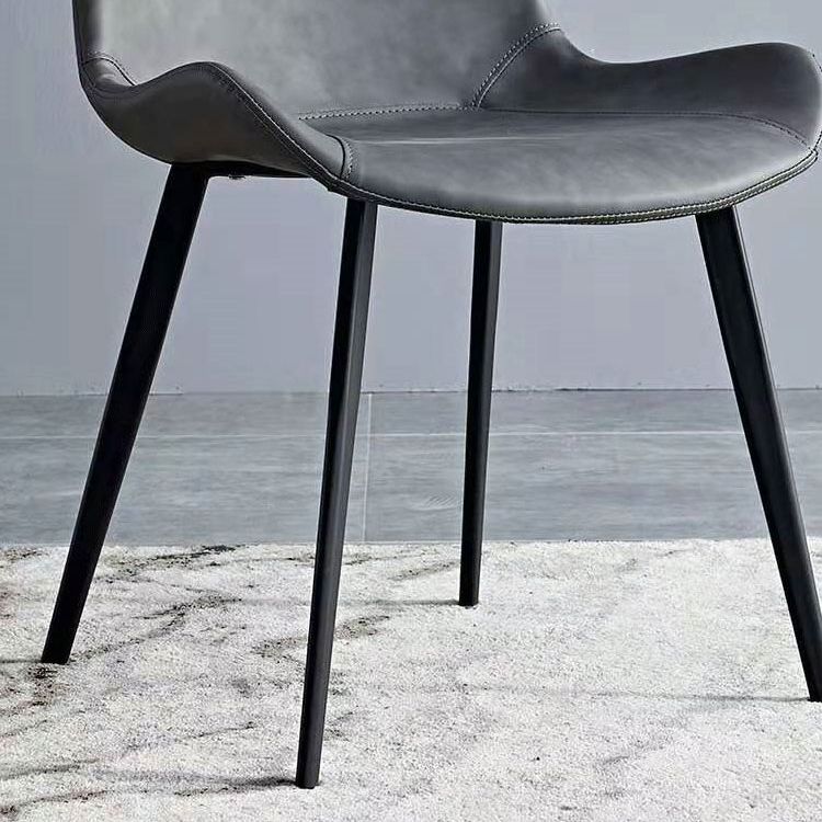 Faux en cuir et chaise latéral en métal.