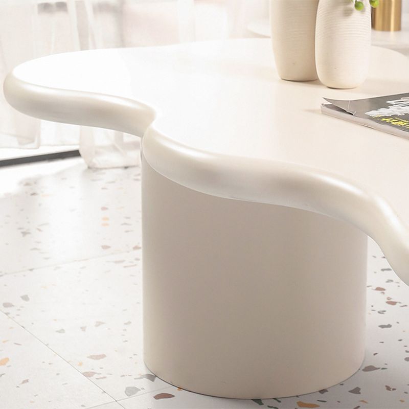 Mesa de centro escandinava de forma libre con base de madera en beige