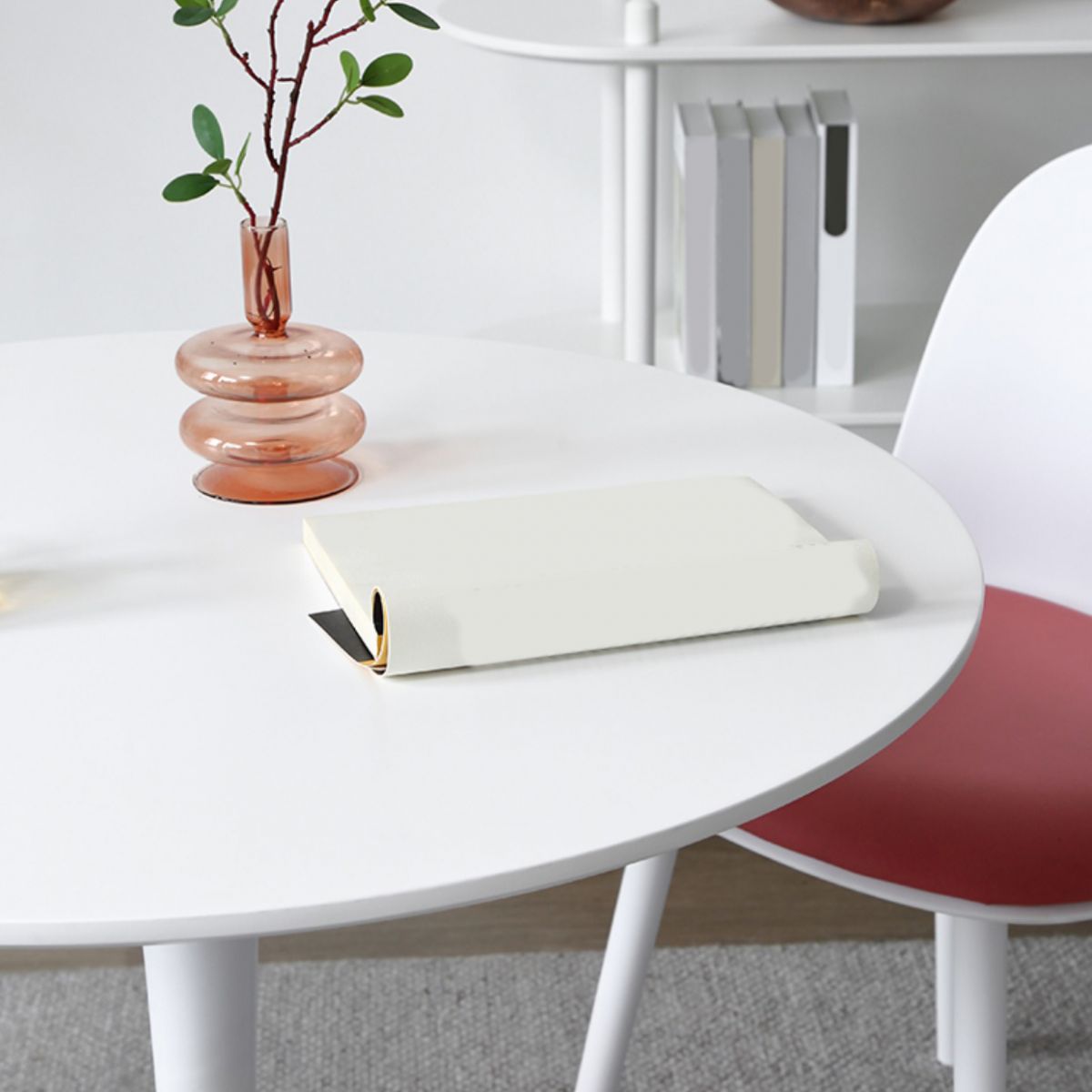 Tavolo da pranzo in legno rotondo minimalista con stile tulipano per 4 persone